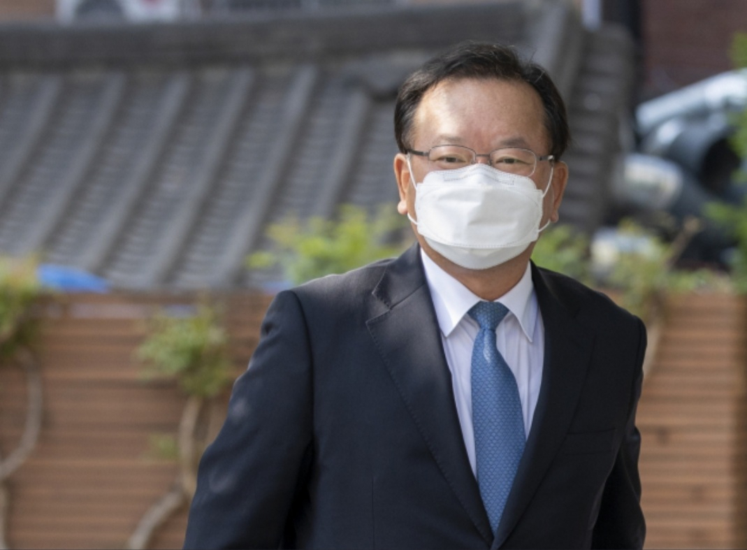 김부겸 국모총리 후보자가 3일 오전 서울시 종로구 금융감독원 연수원에 마련된 인사 청문회 준비 사무실로 출근하고 있다. [연합]