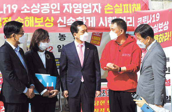 김기현(가운데) 국민의힘 원내대표 겸 당 대표 권한대행이 3일 서울 국회 본청 앞에 설치된 코로나19에 따른 소상공인의 손실보상 소급적용 입법 촉구 천막농성장을 방문해 최승재 의원(오른쪽 두번째) 등과 대화하고 있다. 이상섭 기자