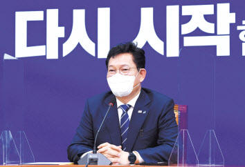 송영길 더불어민주당 신임 당대표가 3일 국회 당대표 회의실에서 기자간담회를 하고 있다. 이상섭 기자