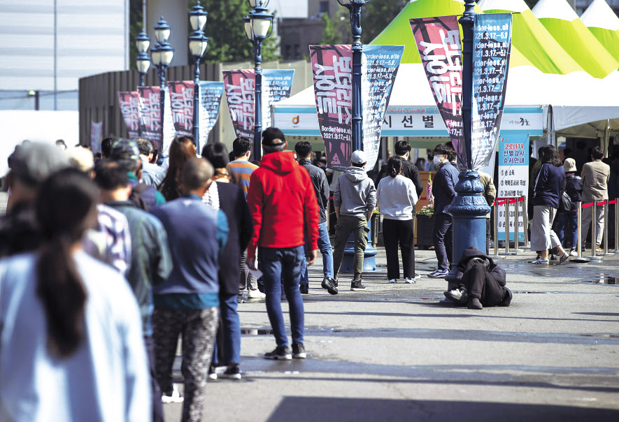 국내 신종 코로나바이러스 감염증(코로나19) 신규 확진자 수가 400명 후반을 기록한 3일 오전 서울역에 설치된 중구임시선별검사소에서 시민들이 검사를 받기 위해 줄을 서 있다. 중앙방역대책본부는 이날 0시 기준으로 코로나19 신규 확진자가 488명 늘어 누적 12만3천728명이라고 밝혔다. [연합]