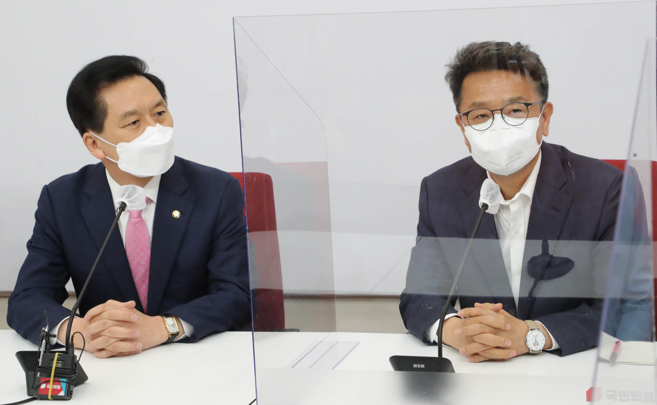 이철희 청와대 정무수석(오른쪽)이 3일 오전 서울 여의도 국회에서 국민의힘 김기현 당 대표 권한대행 겸 원내대표를 예방, 대화하고 있다. [연합]