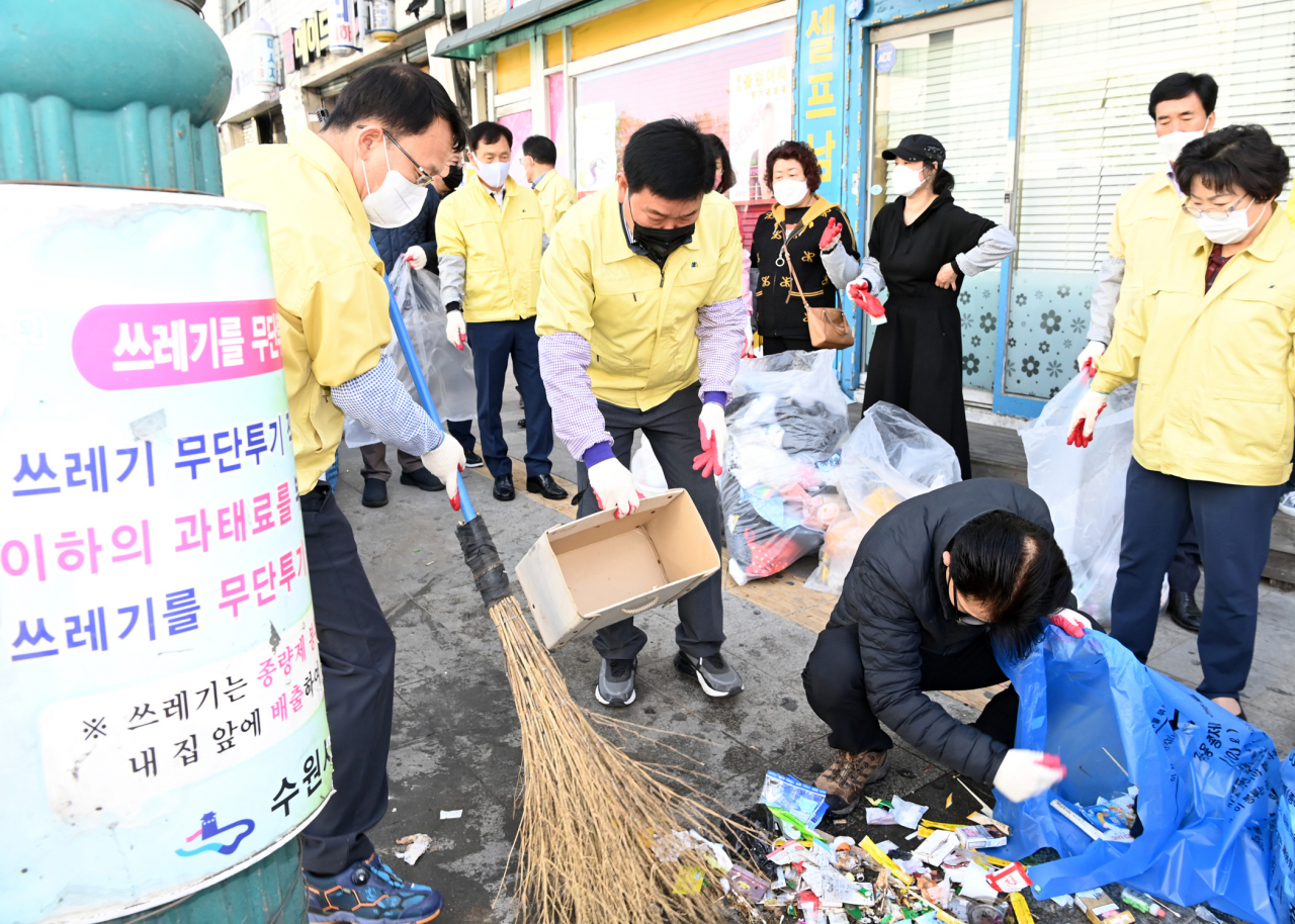 조청식 수원시 제1부시장이 쓰레기 분리작업을 하고있다.[수원시 제공]