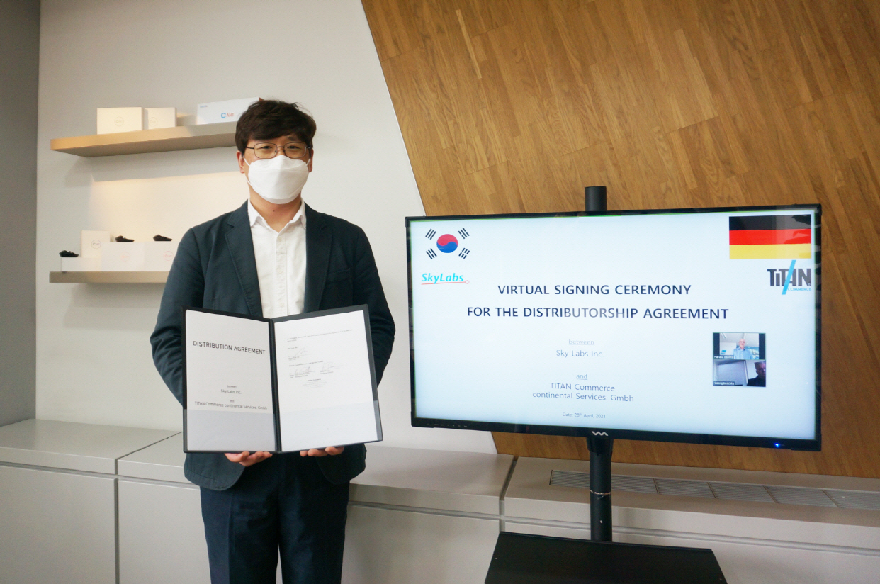 이병환 스카이랩스 대표가 독일 의료기기 유통사인 타이탄 커머스 컨티넨탈 서비스와 카트원 유럽판매 유통 계약을 체결했다.[스카이랩스 제공]