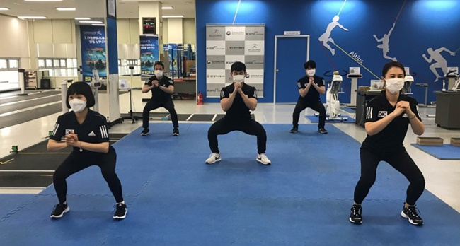 광주스포츠과학센터 연구원과 트레이너들이 코로나19 극복을 위한 실내 운동법을 소개하고 있다. [시체육회 제공]