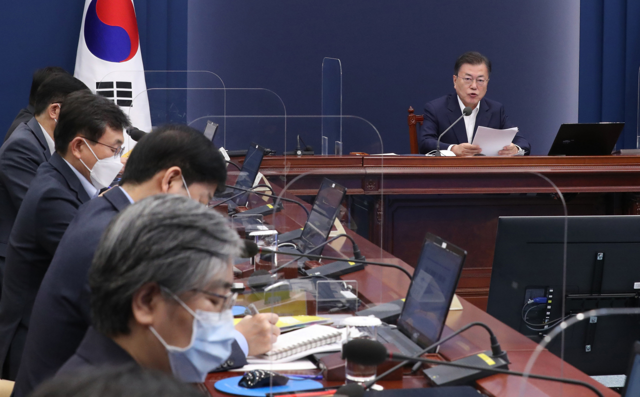 정은경 질병관리청장(왼쪽)이 3일 오후 청와대에서 열린 2차 특별 방역 점검회의에서 문재인 대통령 발언을 듣고 있다. [연합]