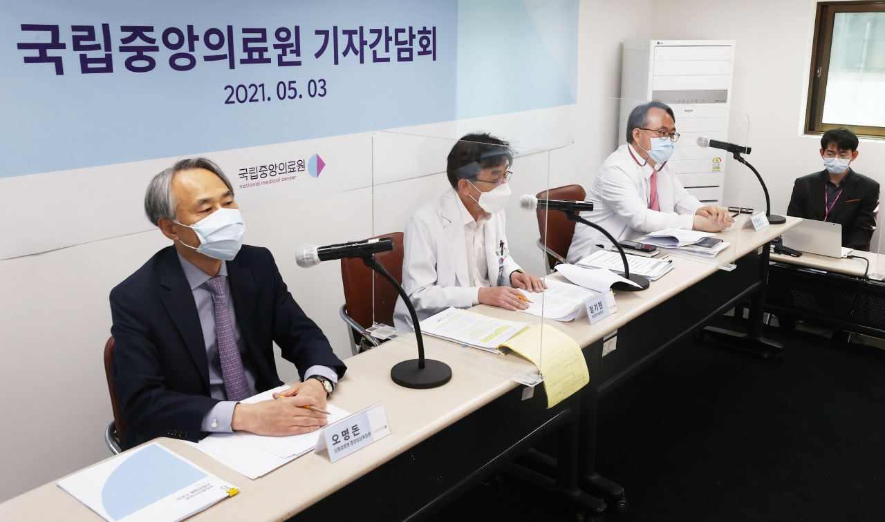 Dr. Oh Myoung-don (left) speaks during a news conference Monday morning at a National Medical Center building in central Seoul. (Yonhap)