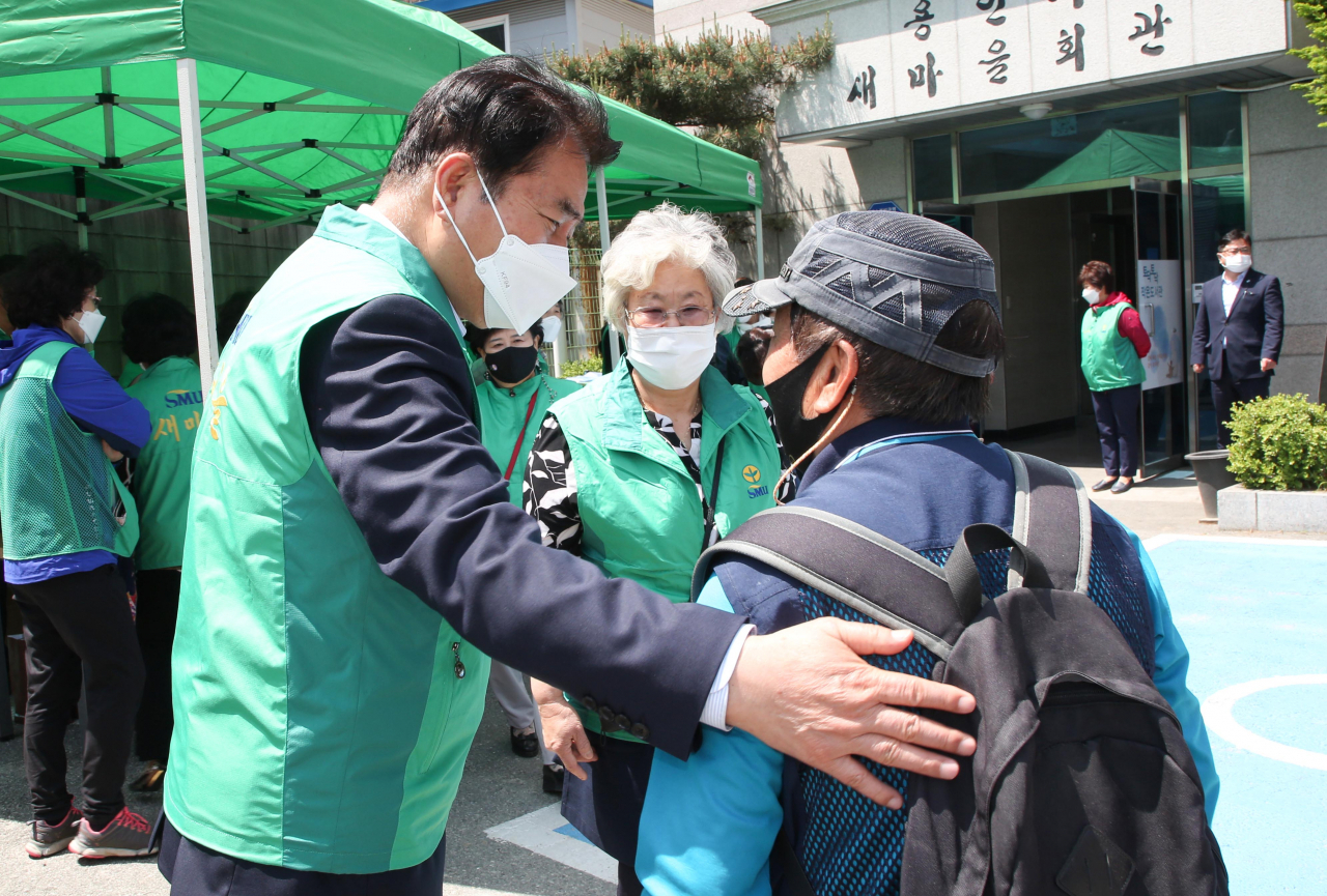 백군기 용인시장이 노인들을 격려했다.[용인시 제공]