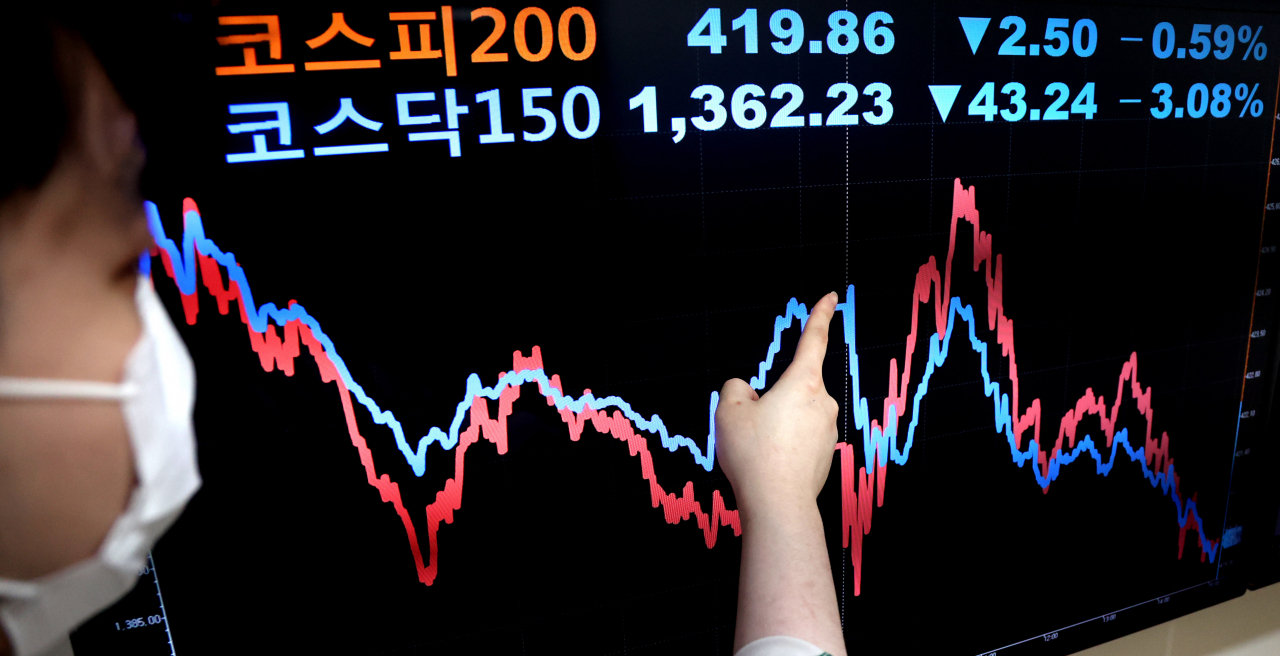 코스피200과 코스닥150의 주가지수 구성 종목에 대한 공매도가 1년 2개월 만에 부분 재개된 3일 오후 서울 종로구 연합인포맥스에 설치된 화면에 코스피200 주가(빨간색)와 코스닥150 주가(파랑색) 그래프가 표시돼 있다. [연합]