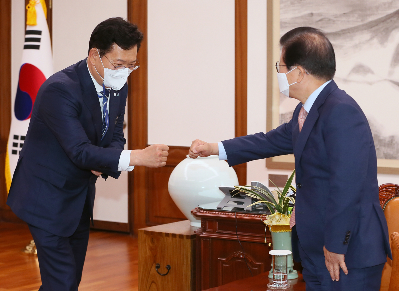더불어민주당 송영길 새 대표(왼쪽)가 3일 서울 여의도 국회 의장실에서 박병석 국회의장을 예방해 인사하고 있다. [사진=이상섭 기자/babtong@heraldcorp.com]