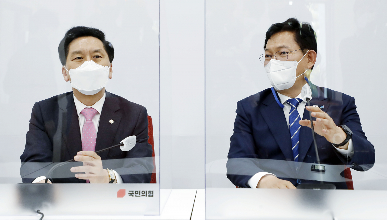 송영길 더불어민주당 새 대표(오른쪽)가 3일 서울 여의도 국회에서 김기현 국민의힘 당대표 권한대행 겸 원내대표를 예방해 인사말하고 있다. [헤럴드경제=이상섭 기자]