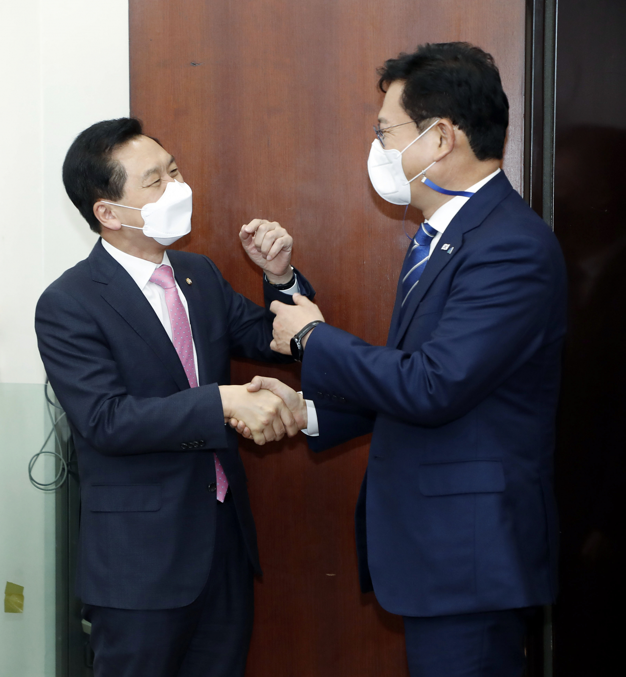 송영길 더불어민주당 새 대표(오른쪽)가 3일 서울 여의도 국회에서 김기현 국민의힘 당대표 권한대행 겸 원내대표를 예방해 인사를 나누고 있다. [헤럴드경제=이상섭 기자]