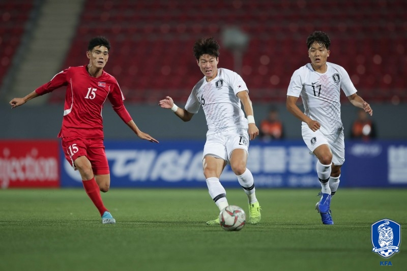 지난 2019년 10월 ‘2022 FIFA 카타르월드컵’ 아시아 지역 2차 예선 H조 3차전서 맞대결한 남북 축구선수들. [KFA 제공]