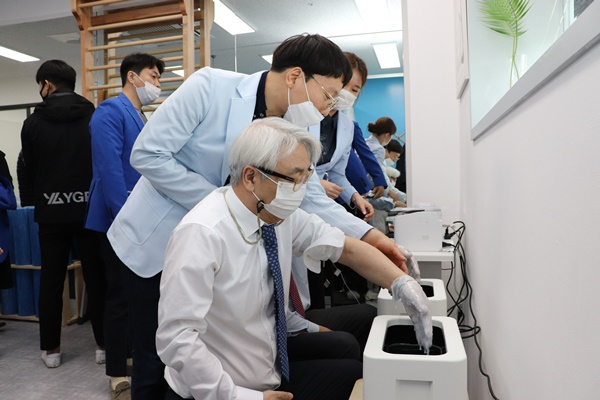차민식 여수광양항만공사 사장이 광양항 건강관리실 안전보건 프로그램을 이용하고 있다.[공사 제공]