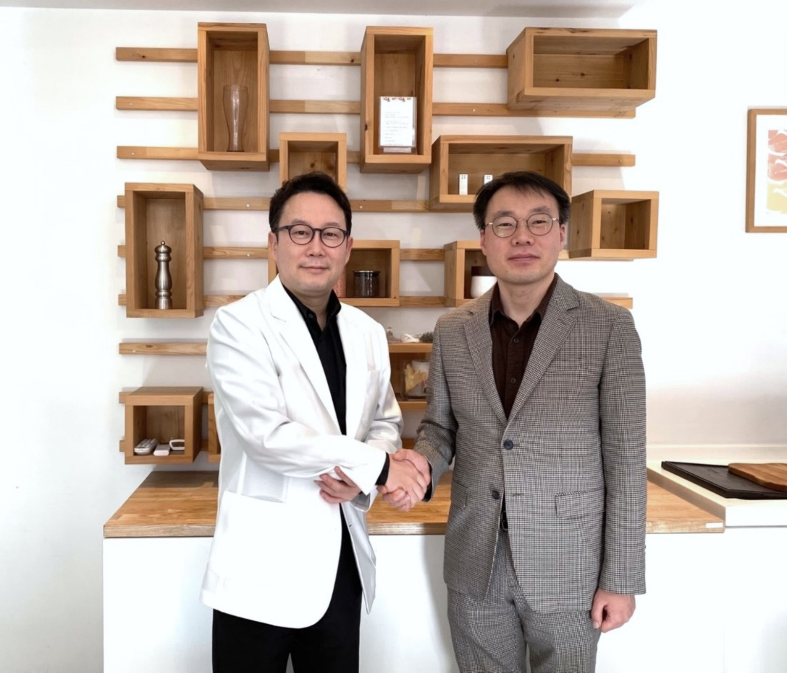 이기호(왼쪽) 메디푸드플랫폼 대표와 이상민 올가니카 사장이 메디푸드플랫폼의 시드투자 조인식 후 악수하고 있다.