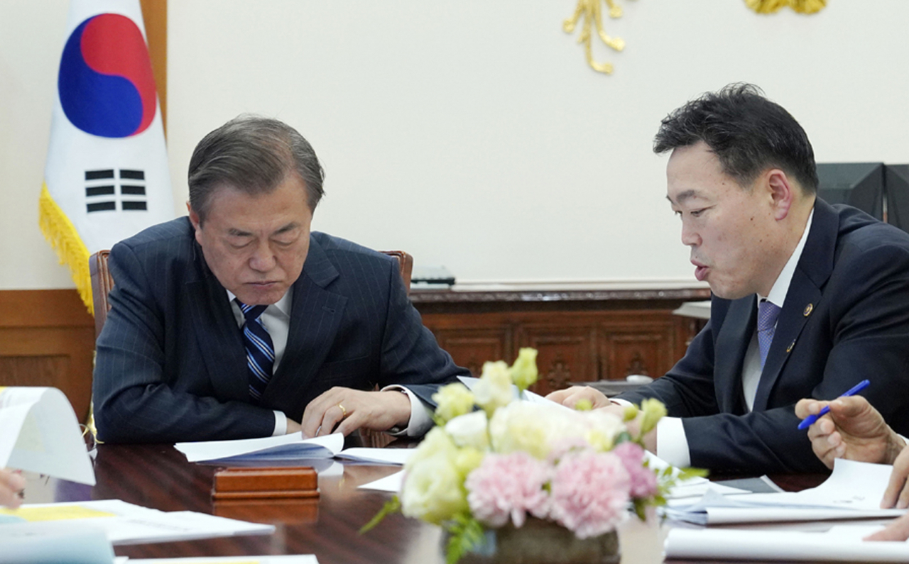 문재인 대통령은 3일 새 검찰총장에 김오수 전 법무부 차관을 지명했다. 사진은 지난 2019년 11월 8일 문 대통령이 청와대에서 당시 김오수 법무부 차관으로부터 ‘개혁 추진 경과 및 향후계획’에 대한 보고를 받고 있는 모습. [연합]