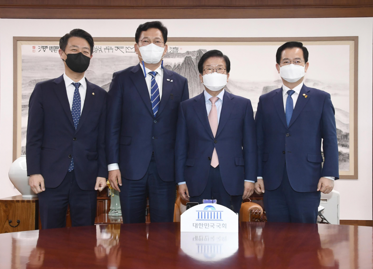더불어민주당 송영길 대표가 3일 서울 여의도 국회 의장실에서 박병석 국회의장을 예방해 기념촬영하고 있다. 왼쪽부터 김영호 당대표 비서실장, 송영길 대표, 박 의장, 이용빈 당대변인. [연합]