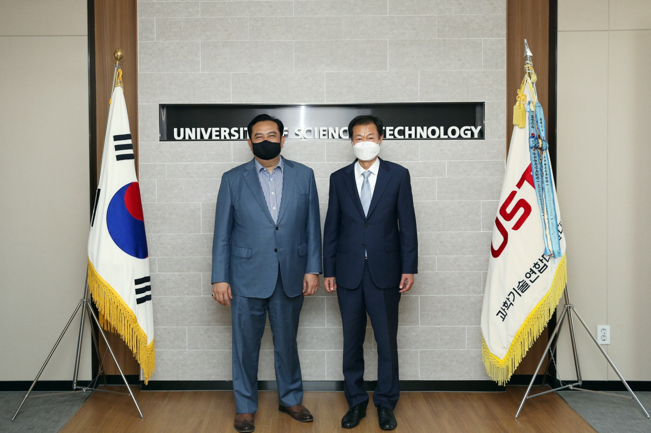 김이환 UST 총장(오른쪽)과 우마르 하디 주한 인도네시아 대사가 접견 후 기념촬영을 하고 있다.[UST 제공]