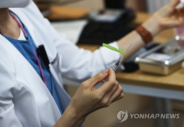 국립중앙의료원 코로나19 중앙접종센터에서 의료진이 백신 접종을 준비하고 있다. [연합]