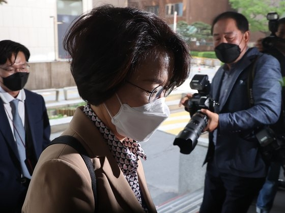 임혜숙 과학기술정보통신부 장관 후보자가 3일 오전 서울 광화문 우체국 후보자 사무실로 출근하고 있다. [연합]