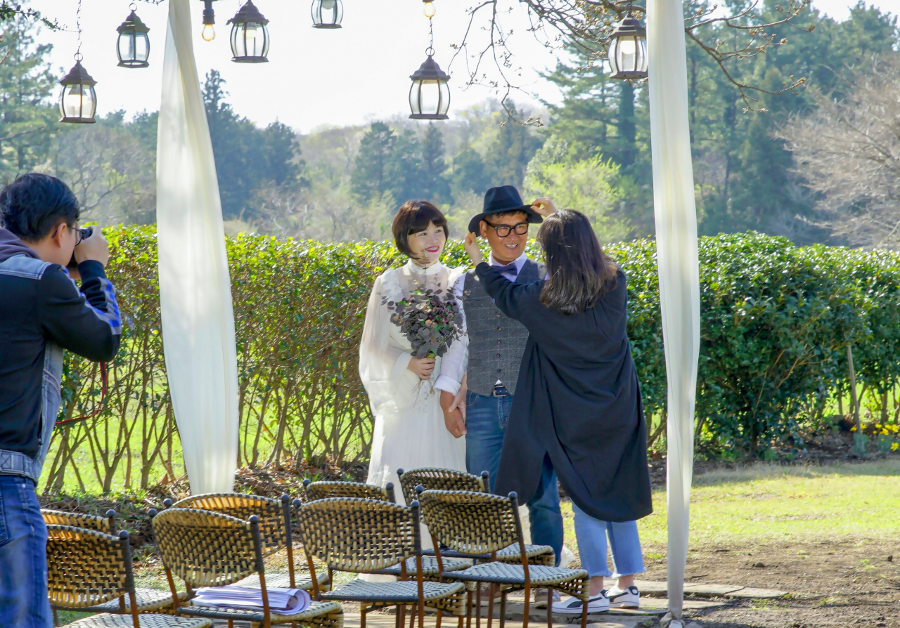 제주 동북지역에 많은 리마인드 웨딩 연출 장면
