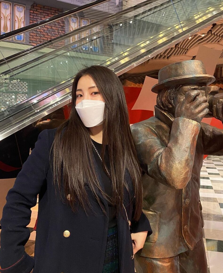 롤린 대박 직전 꼬북좌 유정이 드림타워에서 촬영한 모습은 세계적 대박을 낸 지금의 표정보다는 차분한 모습이다. 늘 웃는 유정에게 보기 힘든, 진중함 속 살포시 피어나는 미소는 ‘휘귀본’을 남을 것 같다.
