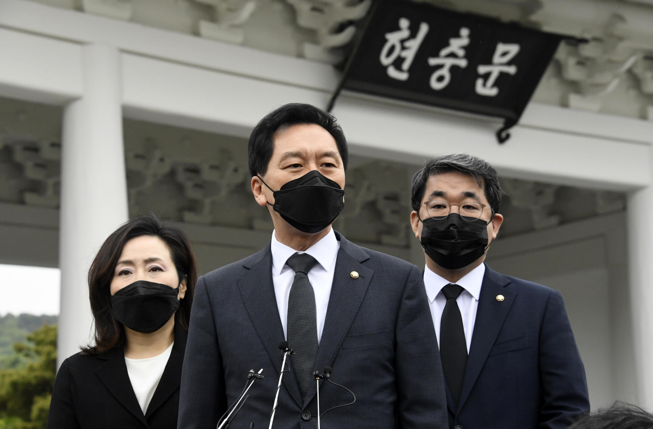 김기현 국민의힘 당 대표 권한대행 겸 원내대표가 4일 서울 동작구 국립서울현충원 현충탑을 참배한 뒤 기자들의 질문에 답하고 있다. [연합]