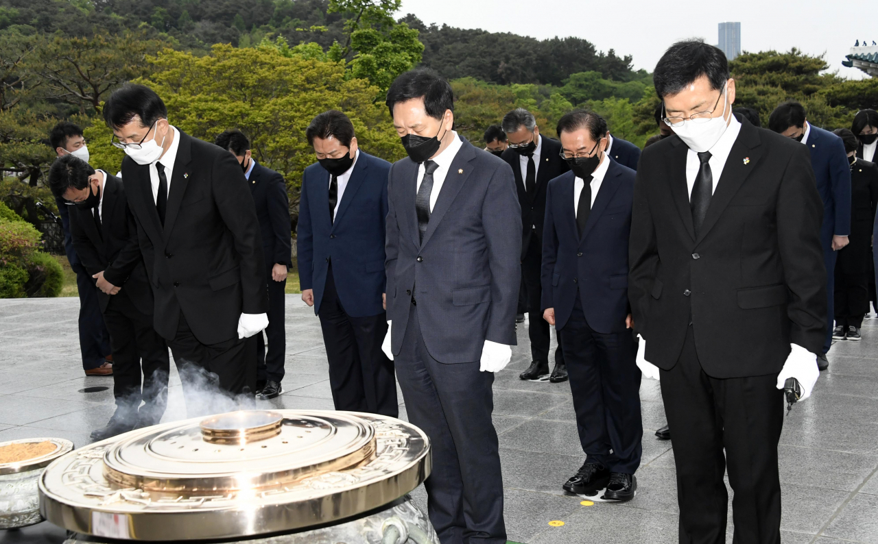 김기현 국민의힘 당 대표 권한대행 겸 원내대표와 의원들이 4일 오전 서울 동작구 국립서울현충원 현충탑을 참배하고 있다. [연합]