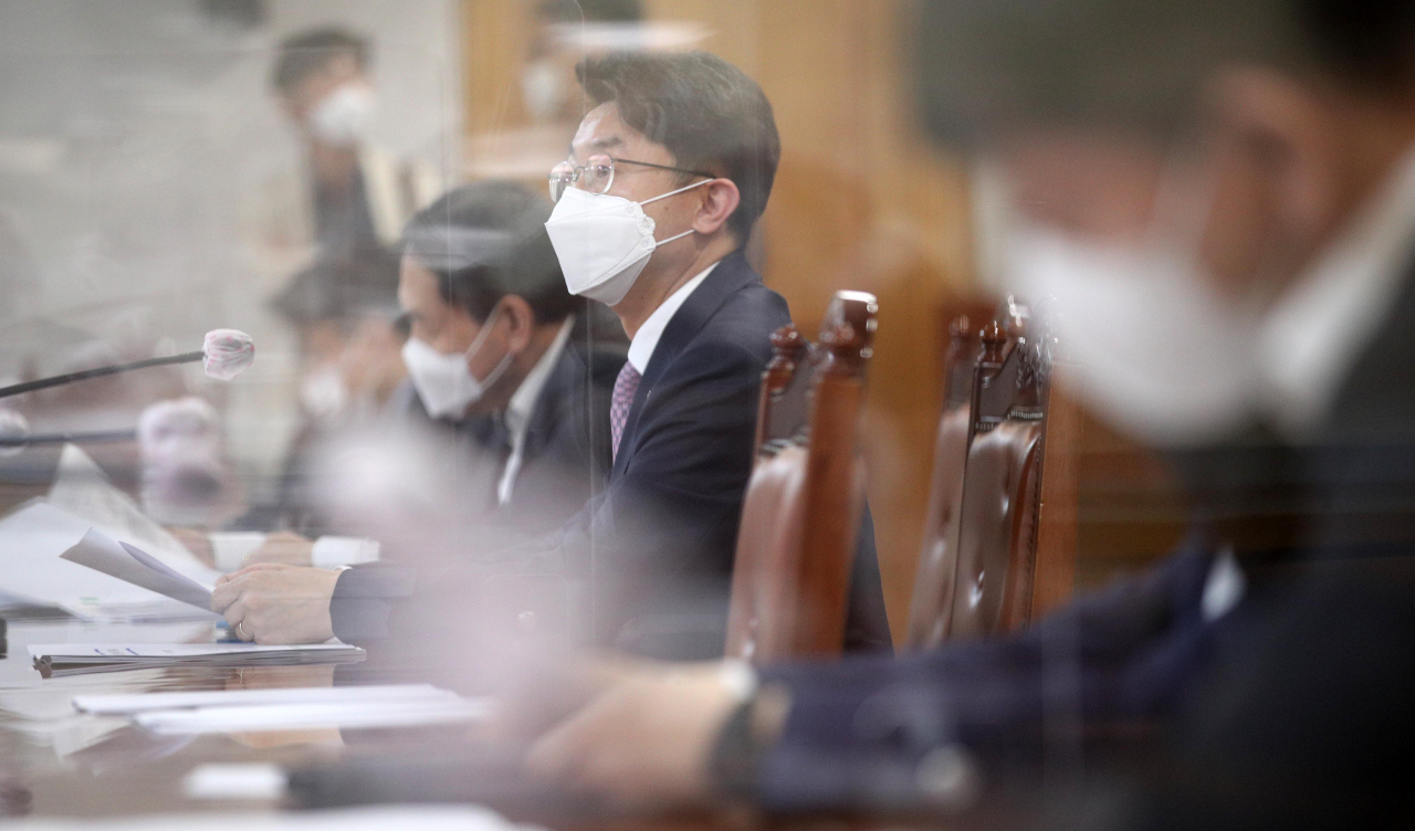 소비자물가 상승률이 전년동월대비 2.3%를 기록하면서 서민부담이 가중되고 있다. 이에 이억원 기획재정부 1차관은 4일 서울 은행회관에서 열린 거시경제 금융회의에서 “5월 중 계란 추가수입 등을 추진하고, 조생종 출하 등으로 가격이 안정화되고 있는 대파·양파의 경우 조기출하 독려 등을 통해 가격 조기안정을 이루겠다”고 강조했다. [연합]