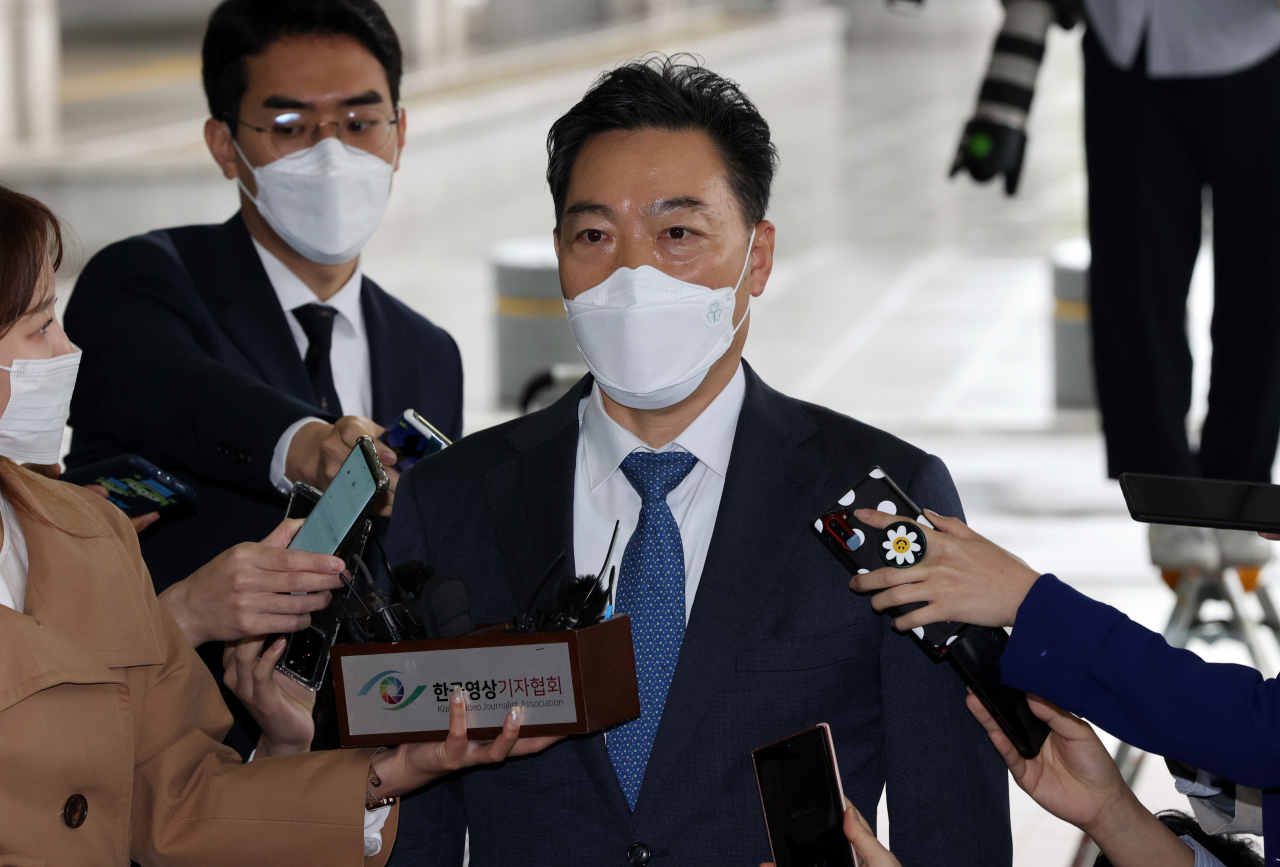 김오수 검찰총장 후보자가 지난 4일 오전 인사청문회 준비단 사무실이 차려진 서울 서초구 서울고검으로 출근하며 취재진의 질문에 답하고 있다. [연합]