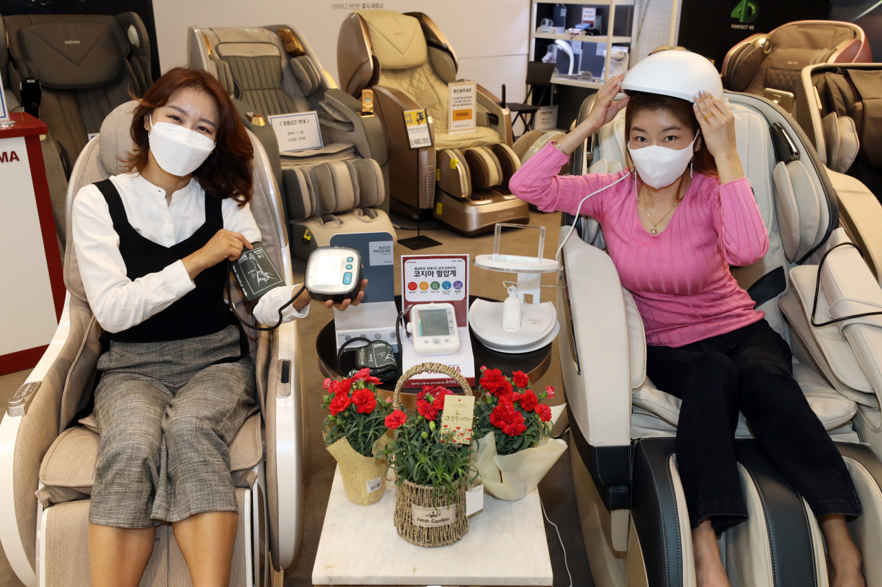 이마트 영등포점 일렉트로마트에서 모델들이 '건강 가전 할인전' 행사를 소개하고 있다.[이마트 제공]