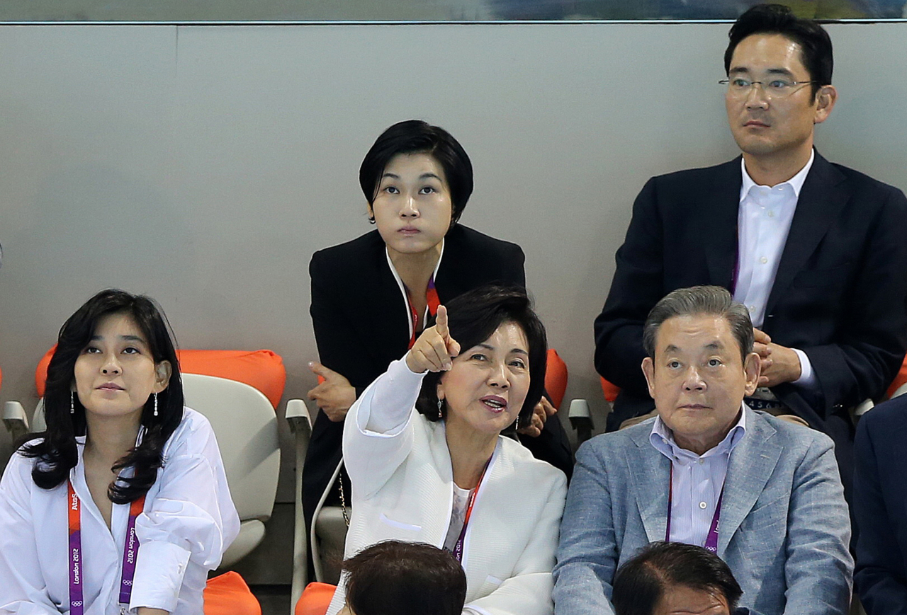 사진은 지난 2012년 7월 29일 이건희 회장 가족이 영국 런던 올림픽파크의 아쿠아틱스 센터에서 열린 2012 런던올림픽 남자 자유형 400ｍ 결승을 참관하고 있는 모습. [연합]