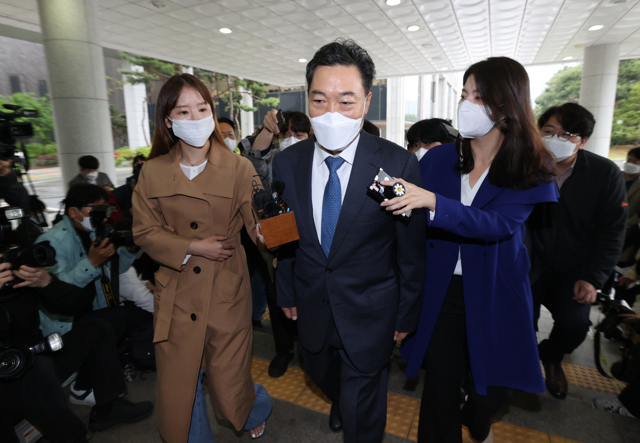 김오수 검찰총장 후보자가 4일 오전 인사청문회 준비단 사무실이 차려진 서울 서초구 서울고검으로 출근하고 있다. [연합]