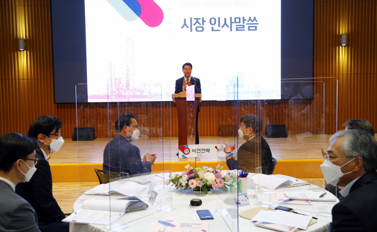오세훈 서울시장이 3일 오후 서울시청 다목적홀에서 열린 서울비전 2030 위원회 발대식에서 인사말을 하고 있다. 연합뉴스