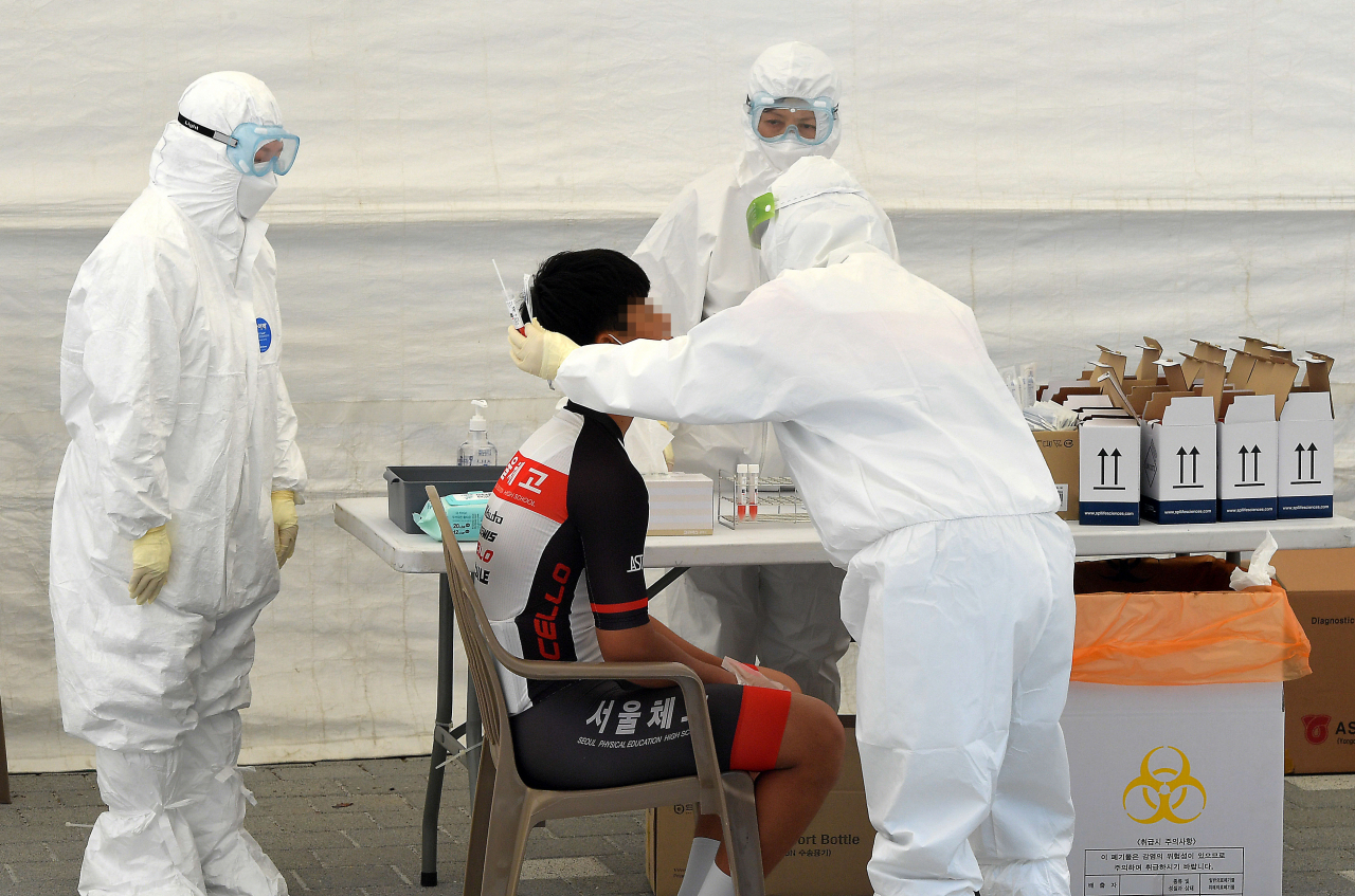 3일 서울 송파구 서울체육중고등학교에 설치된 코로나19 이동식 PCR 검사소에서 한 학생이 검사를 받고 있다. 교육부는 방역 당국과 협의해 서울 시내 11개 교육지원청별로 팀을 구성해 3일부터 서울시내 학교를 순회하면서 희망하는 교직원, 학생을 대상으로 검사를 진행한다. [연합]