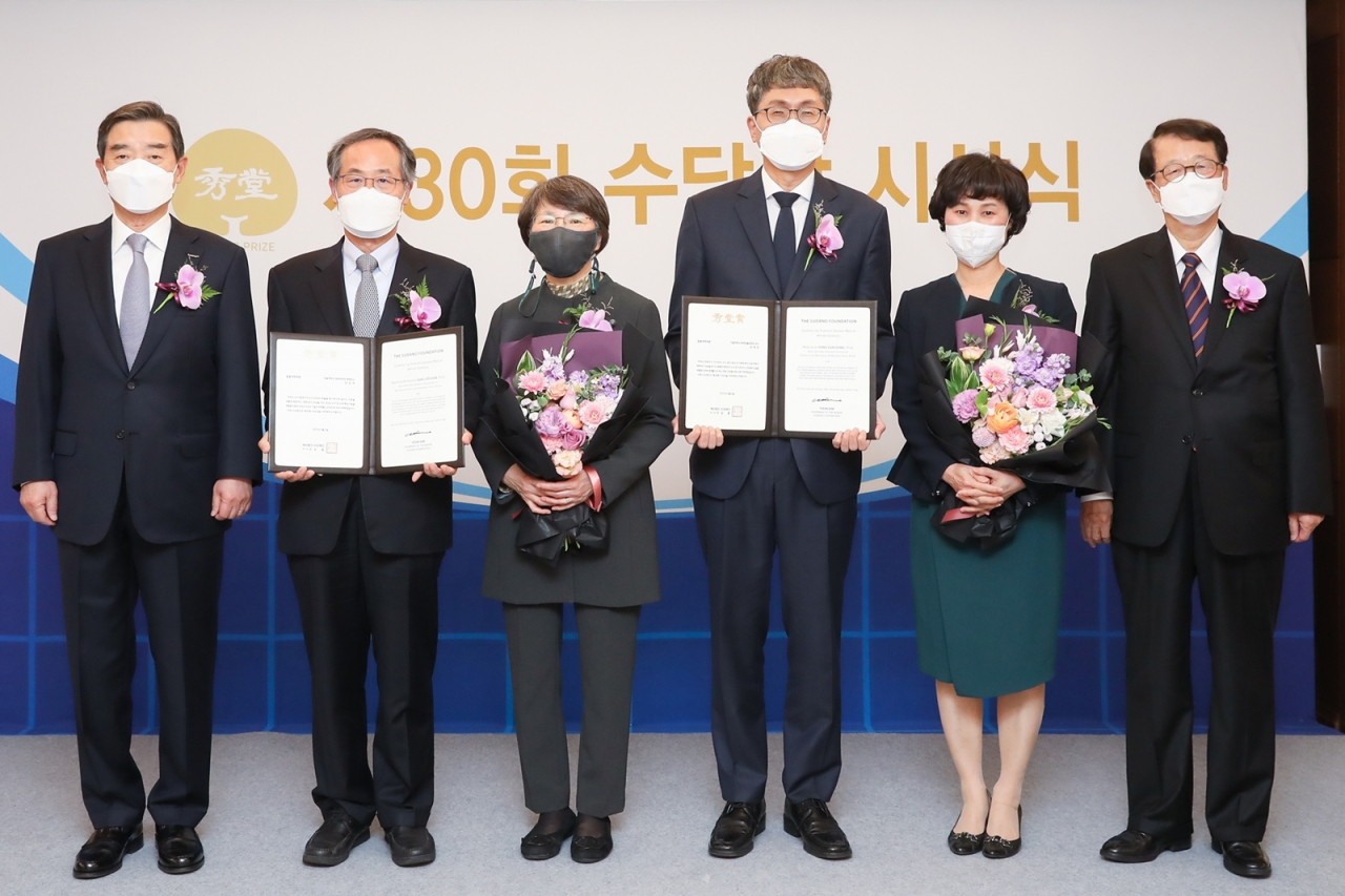 수당재단은 3일 서울 롯데 호텔에서 제30회 수당상 시상식을 개최했다.왼쪽부터 김윤 수당재단 이사장, 김장주 서울대학교 재료공학부 명예교수 내외, 성영은 서울대학교 화학생물공학부 교수 내외, 진정일 수당상 운영위원장. [삼양홀딩스 제공]