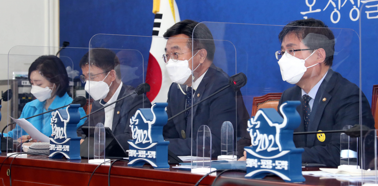 윤호중 더불어민주당 원내대표가 4일 국회에서 열린 원내대책회의에서 발언하고 있다. [연합]