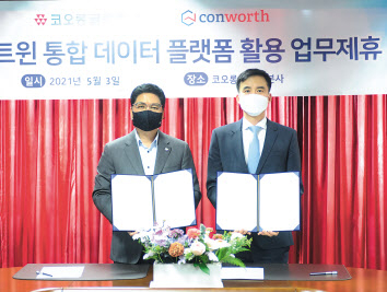 업무협약을 체결 중인 코오롱글로벌 윤창운(왼쪽) 대표이사와 컨워스 허준 대표이사. [코오롱글로벌 제공]