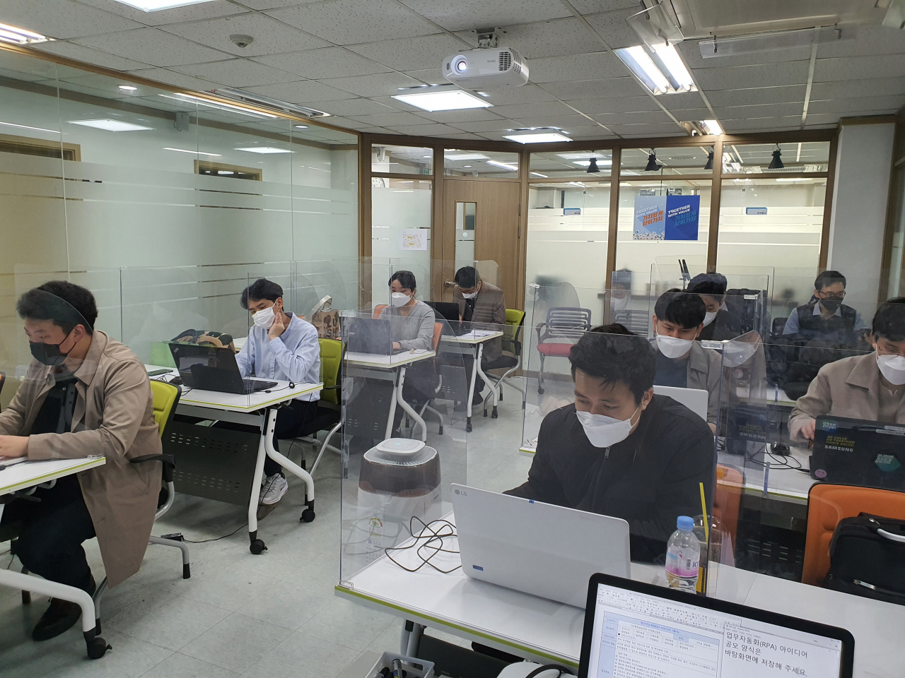 남부발전 직원들이 서울 강남구에 위치한 ㈜에코아이티 본사 교육장에서 RPA 파워유저 교육을 받고 있다. [남부발전 제공]