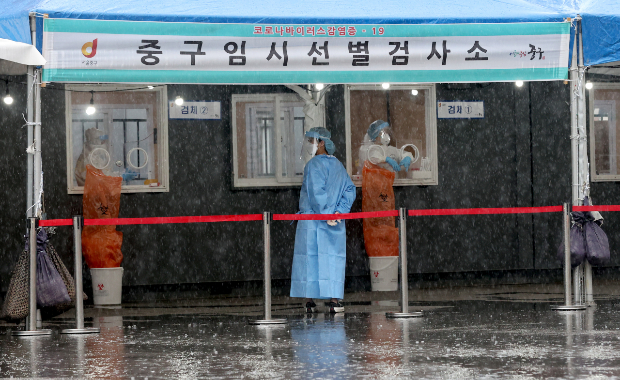 수도권 지역에 비가 내리는 4일 오전 서울역 코로나19 임시선별검사소에서 의료진이 업무를 보고 있다. 연합뉴스