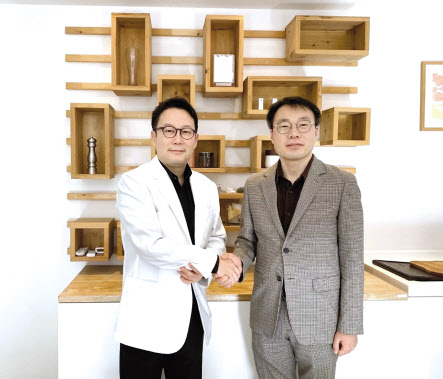 이기호(왼쪽) 메디푸드플랫폼 대표와 이상민 올가니카 사장이 메디푸드플랫폼의 시드투자 조인식 후 악수하고 있다.
