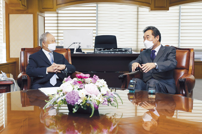 이낙연(오른쪽) 전 더불어민주당 대표가 4일 오전 서울 마포구 한국경영자총협회를 방문해 손경식 경총 회장과 대화하고 있다. [연합]
