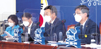 윤호중 더불어민주당 원내대표가 4일 국회에서 열린 원내대책회의에서 발언하고 있다. 이상섭 기자