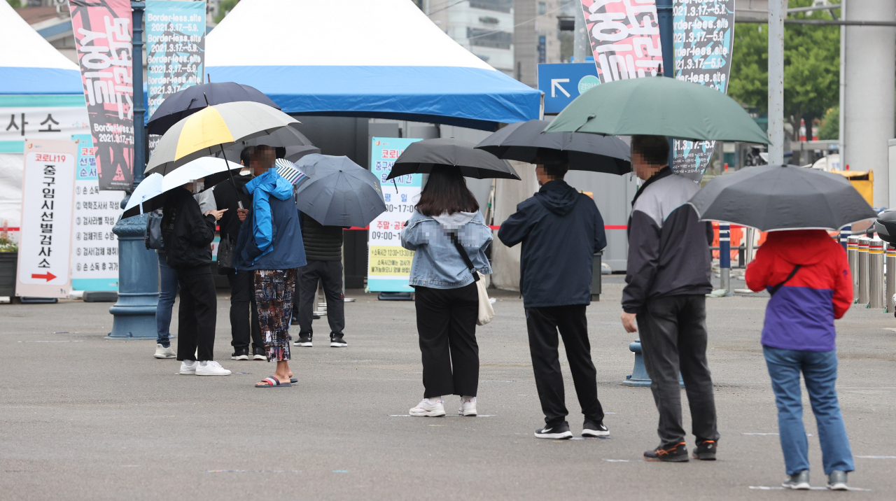 코로나19 신규 확진자 수가 541명을 기록한 가운데 4일 오전 서울역 코로나19 임시선별검사소을 찾은 시민들이 검사를 위해 줄을 서 있다. [연합]
