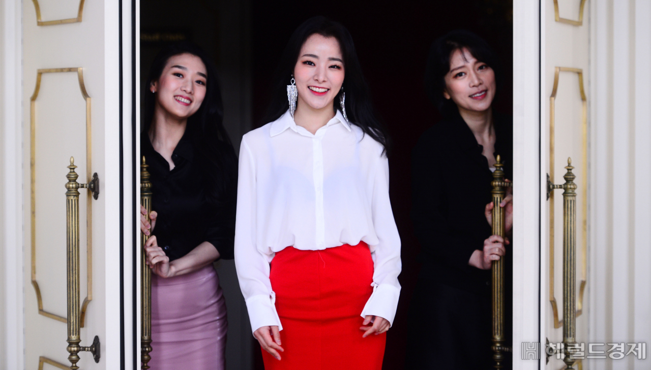 연주자와 배우의 경계를 허문 ‘그레이트 코멧’에서 연주와 연기를 겸하는 로빙 뮤지션 김지유 고예일과 배우 이정은은 이 작품을 “죽기 전에도 생각날 작품”이라며 “지금까지 해보지 않은 도전을 하고 있다”고 말했다. 박해묵 기자