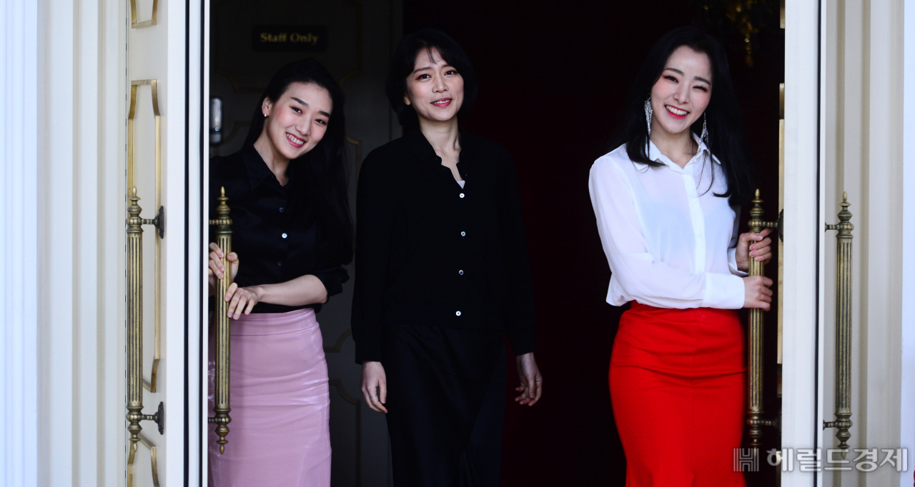 지난 3월부터 이어온 공연에 한창인 세 사람은 “지금도 객석으로 등장하는 장면에선 매일 떨린다”며 “따뜻한 눈빛을 보내주는 관객들 덕분에 늘 힘이 된다”고 말했다. 박해묵 기자