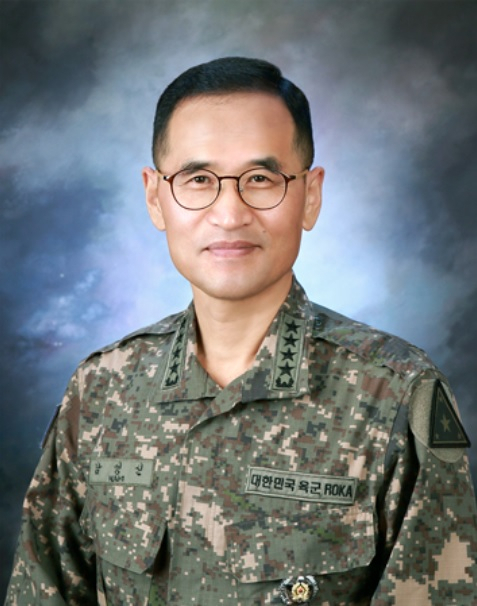 남영신 육군참모총장은 코로나19 방역조치 강화로 외출·외박이 통제된 신임장교들에게 “여러분들이 못 나가고 있을 때 여러분들의 여자친구, 남자친구는 다른 사람을 만나고 있을 것”이라고 한 발언이 논란이 되자 4일 “사과드린다”며 고개를 숙였다. [헤럴드DB]