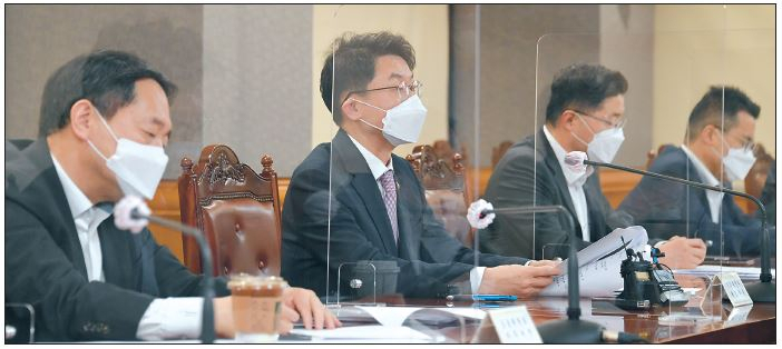 이억원(왼쪽 두 번째) 기획재정부 차관이 4일 서울 중구 은행회관에서 거시경제금융회의 를 주재하고 있다. 이 차관은 2%대로 급등한 물가와 관련해 “연간 기준으로 물가안정목표인 2%를 상회할 가능성은 제한적”이라며 “2분기의 일시적인 상승이 과도한 인플레이션 기대로 확산되지 않도록 물가 안정 노력을 강화하겠다”고 강조했다. [기획재정부 제공]
