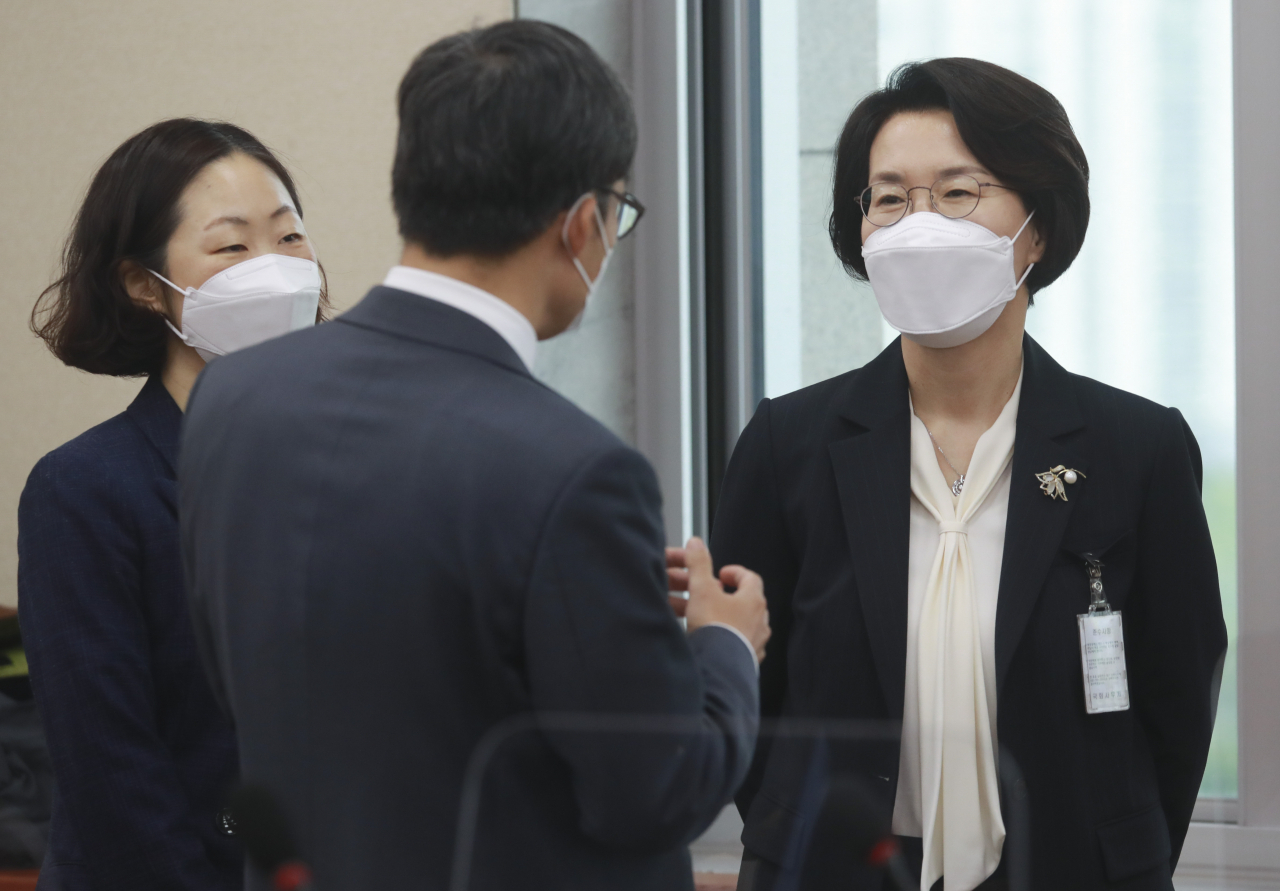 임혜숙 과학기술정보통신부 장관 후보자가 4일 서울 여의도 국회 과학기술정보방송통신위원회에서 열린 인사청문회에서 직원과 대화하고 있다. [연합]