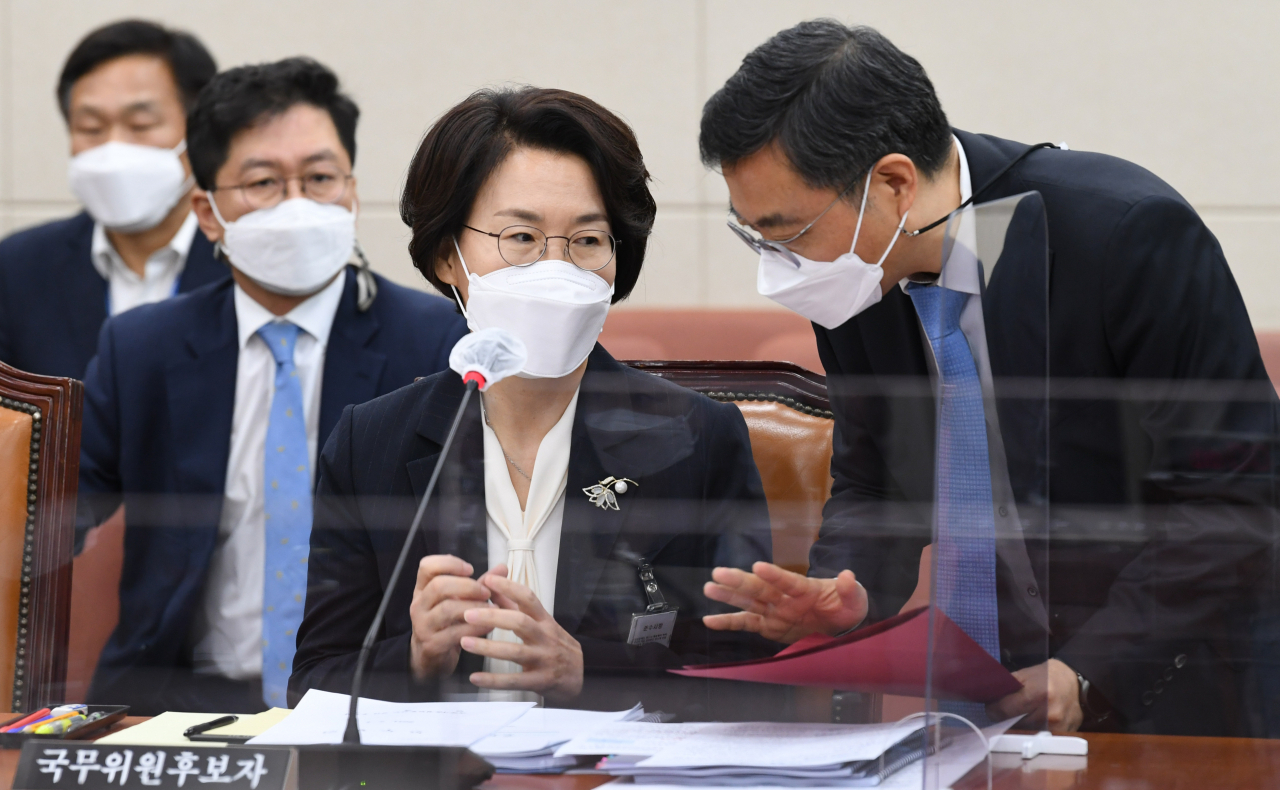 임혜숙 과학기술정보통신부 장관 후보자가 4일 오전 서울 여의도 국회에서 열린 과학기술정보방송통신위원회 인사청문회에서 관계자와 대화하고 있다. [연합]