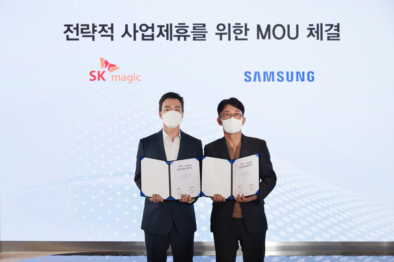 윤요섭 SK매직 대표(왼쪽)와 강봉구 삼성전자 한국총괄 부사장이 4일 서울 강동구 길동의 브랜드 체험공간 잇츠매직에서 사업 제휴를 위한 업무협약을 체결했다.[SK매직 제공]